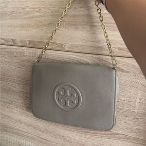 TORY BURCH LEATHER CONVERTIBLE BOMBE CLUTCH!!✨
Excellent Condition